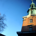 Der Blick aus meinem Schaufenster nach oben auf den Turm der St. Georgs Kirche