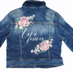 bloemcomposities op spijkerjasje voor moderne hippe bruid, aim your wedding