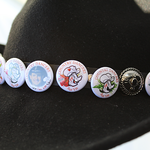 badges sur chapeau