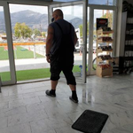 Unser Herr Albrecht auff dem Weg zum Fahrzeug, um die nächste Fellnasen zu holen.