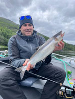 Lachse angeln in Norwegen, mittlerer Fluss, mit Fliege