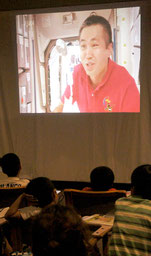 若田光一さんが、ISS滞在中の映像を紹介した=2日午後、琉球大学サテライト石垣キャンパス