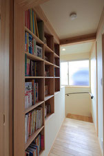 千葉県柏市　設計事務所　自然素材住宅　階段　本棚