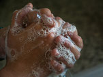 mani che si lavano con sapone