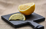 limone a fette su un tagliere nero