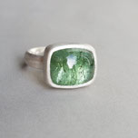 Mit einem Klick zum Ringe-Shop - Foto: Handgearbeiteter Silberring mit großem Apatit-Cabochon in 999er Feingoldfassung und mit grünen Tsavoriten