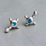 Hier geht es zum Ohrringshop - Foto: Ohrstecker CURACAO in Bouton-Form aus strukturiertem Silber mit türkisblauen Apatit-Edelsteinen