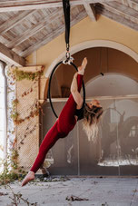 Michaela arbeitet mit euch an eurer Flexiblität und freut sich auf euch in Poledance und Aerial Hoop Kursen.