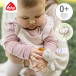 Baby mit Rasselarmband Schaf von Fehn