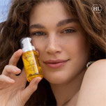 Frau trägt C THE SUCCESS Vitamin C Serum auf – antioxidative Pflege für einen strahlenden Teint