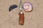 Pendentif verre roulé, orange avec breloque coquille saint jacques