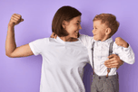 Atelier sophrologie parent-enfant au Pertuis – Complicité entre une mère et son fils montrant leur force, illustrant le partage et la confiance lors des séances collectives de Gaëlle Pagès.