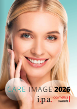 Das Bild zeigt den Hauptscreen des Kataloges: Care Image 2025. Auf dem Bild ist eine Lunge Frau zu sehen. Sie streicht sich mit ihrer linken Hand über ihre Linke Wange.