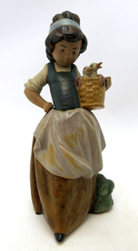 Lladro-Figur Gänseliesel, Mädchen mit jungen Gänsen im Korb, Porzellan H.25,5 cm, € 140,00