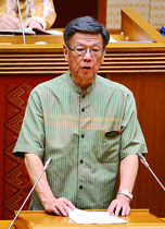 答弁する翁長知事=4日、県議会