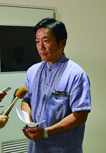 記者団の取材に応じる中山市長=29日、石垣空港港湾事務所