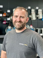  Sebastian Fischer, Leiter der Camperwelt Fischer, steht vor dem Camping-Shop in Celle.