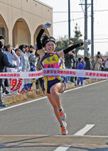 喜びいっぱいでゴールテープを切る竜南中の中西絢音選手(岡崎市提供)