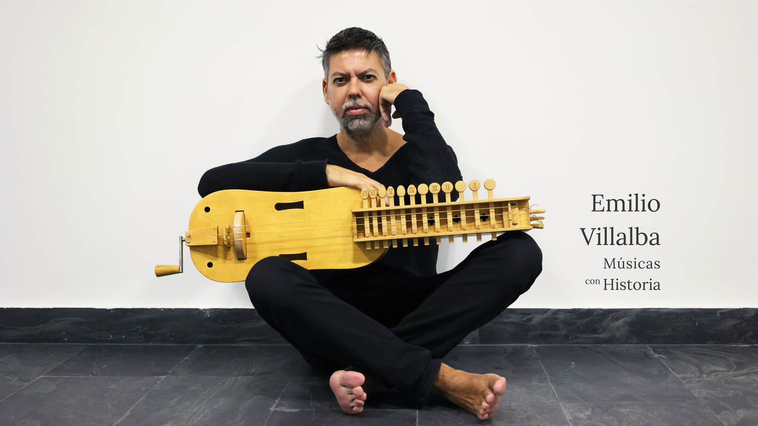 Emilio Villalba, músico especializado en músicas históricas tocando un organistrum, zanfona, hurdygurdy
