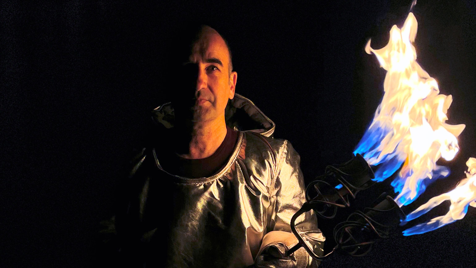 Künstler Thomas Girbl bei der Arbeit mit Feuer – Begründer der Burningpictures, zeitgenössische Kunst mit Flamme als Medium.