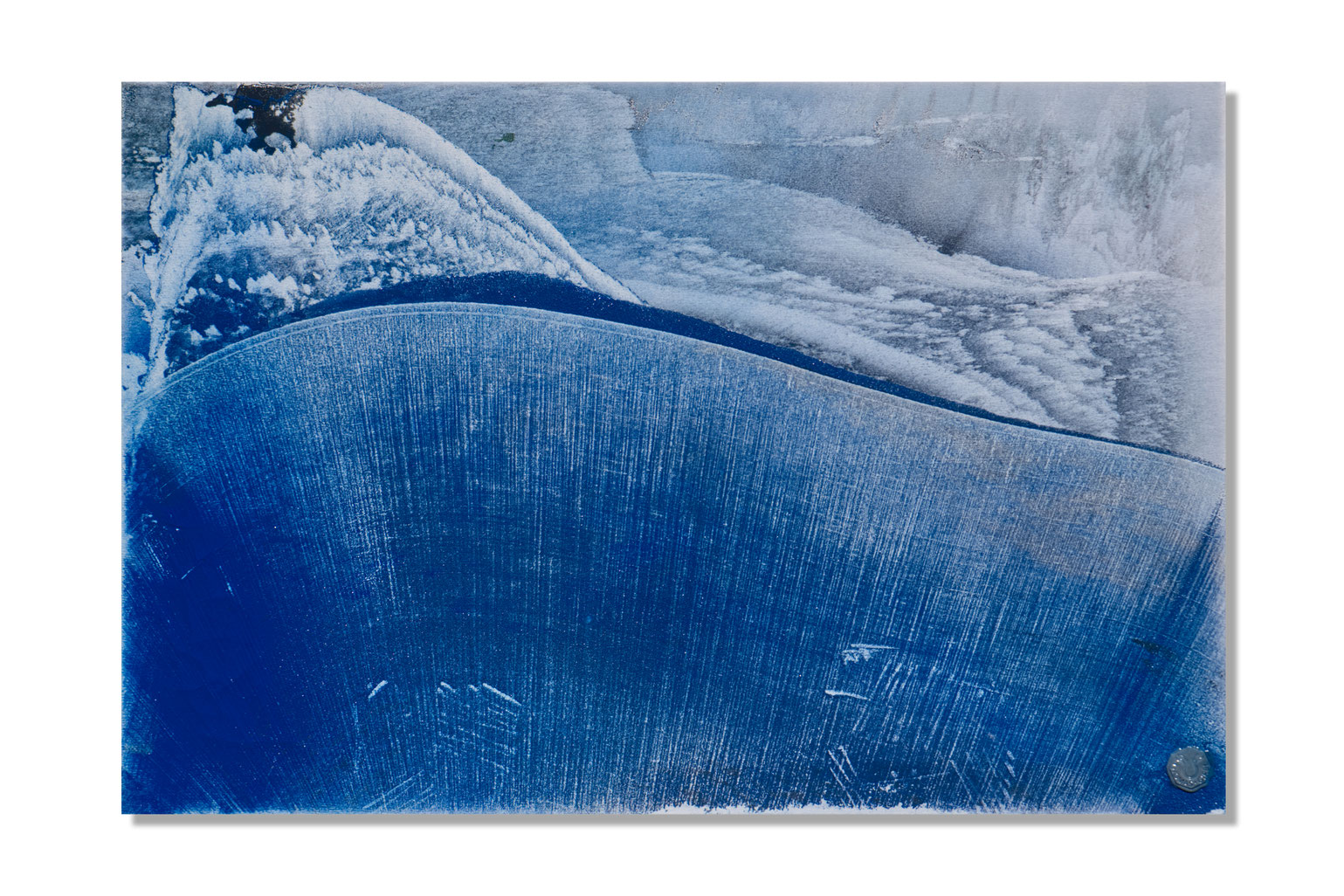 Gemälde ‚Erinnerung an das Urmeer‘ (2024) – tiefblaue abstrakte Struktur auf Leinwand; ein Burningpictures-Unikat, das sowohl in Galerien als auch in privaten oder geschäftlichen Räumen als inspirierendes Statement dient.