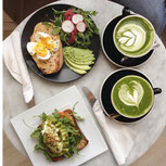 Bild: Matcha-Latte und gesundes Frühstück