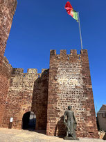 Am Eingang des Castelo de Silves (frühere Hauptstadt der Algarve).