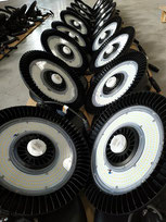 Luminaires LED industriels de type highbay prêts à être installés dans un entrepôt ou un bâtiment tertiaire à grande hauteur