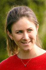 Ein Portraitfoto von Johanna Penninger, Physiotherapeutin in Graz. Das Foto wurde im Grünen aufgenommen. Sie schaut nicht direkt in die Kamera sonden leicht an der Kamera vorbei, was einen sympathischen Eindruck hinterlässt.