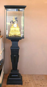 Schwere schwarze Historismus Säule mit beleuchtetem Vitrinen Kasten H. 177 cm, € 950,00