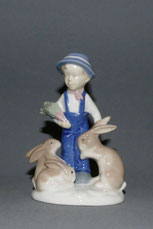 Porzellanfigur, Gräfenthal, Junge mit Hasen, 14,0 cm , € 240,00