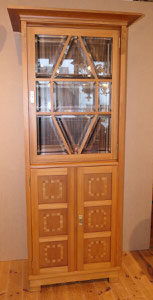 Art Deco Kirschbaum-Vitrine Wien Facettiertes Glas, geometrische Intarsien H.201, € 2200,00