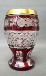 Böhmischer Glas Becher, rot überfangen, Blumengravur, Olivschliff, Gold, 12,9 cm, € 145,00