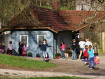 Spielende Kinder vor den Haus