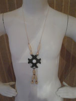 Collana a forma di croce e perle in legno chiaro  aperta cm 62 chiusa a collo lunghezza cm 40. Cod. colore legno 60003 € 5,00