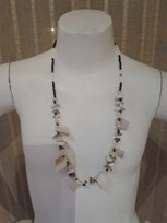 Collana con perle bianche e nere + triangoli in fimo vedi foto  aperta cm 62 chiusa a collo lunghezza cm 32. Cod. 600077 € 5,00