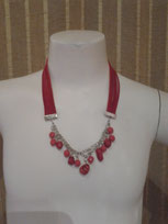 Collana a giro collo di vari colore con pietre e sfere sagomate vedi foto aperta cm 44 chiusa a collo lunghezza cm 22. Cod. Rossa 600011 € 5,00