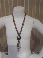 Collana con perle marroni colore cioccolato + ciondolo tondo  aperta cm 50 chiusa a collo lunghezza cm 38. Cod. 60005 € 5,00