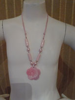 Collana con perle + ciondolo in plastica colore rosa con effetti bianchi  aperta cm 48 chiusa a collo lunghezza cm 33. Cod. 60006 € 5,00