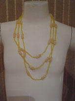 Collana con perle gialle vedi foto aperta cm 50 chiusa a collo lunghezza cm 30.  Cod. 60007 € 5,00