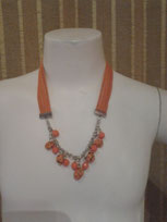 Collana a giro collo di vari colore con pietre e sfere sagomate vedi foto aperta cm 44 chiusa a collo lunghezza cm 22. Cod. Arancione 600012 € 5,00
