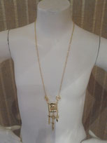 Collana con catenina, ciondolo e perle rosa colore dorata  aperta cm 60 chiusa a collo lunghezza cm 35. € 5,00 Cod. 60002