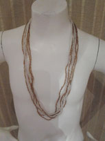 Collana colorata con perline marrone e bianche con colori assortiti all'interno aperta cm 69 chiusa a collo lunghezza cm 31.     .€ 5,00 Cod. 6000
