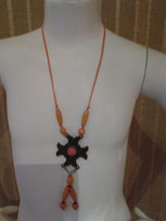 Collana a forma di croce e perle in legno marrone  aperta cm 62 chiusa a collo lunghezza cm 40. Cod. Arancione 60004 € 5,00