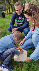 Familie Stange bei der Bearbeitung der Rückwand; Bild NABU Ober-Erlenbach