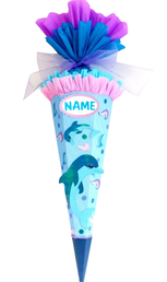 Handgemachte personalisierte Schultüte Delfin in Hellblau und Flieder mit Glimmerpapier und Namensschild zur Einschulung