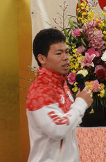 講演する糸数氏=11日午後、県体協スポーツ会館