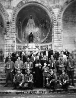 mijnwerkersbrankardiers op bedevaart in Lourdes 1951