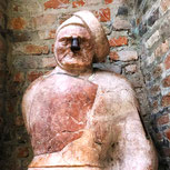 Der steinerne Mann an der historischen Stadtmauer Augsburgs