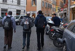 Touristes dans les rues de Rome : P. Yves Tano, Yves Laurent et Joseph Coste (Photo prise par Daniel de Kerdanet)